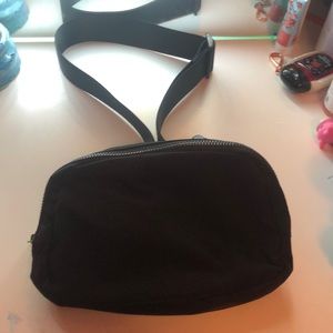 Color black, 2 pouches, lightweight,